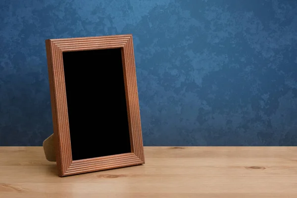 Houten Fotolijstje Tafel Blauwe Wand — Stockfoto