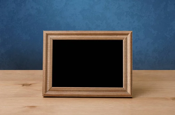 Houten Fotolijstje Tafel Blauwe Wand — Stockfoto