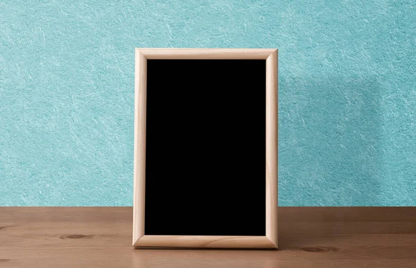 Houten Fotolijstje Tafel Blauwe Wand — Stockfoto