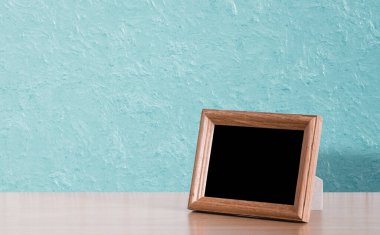 Masada ahşap fotoğraf çerçevesi, mavi duvar.