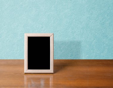 Masada ahşap fotoğraf çerçevesi, mavi duvar.