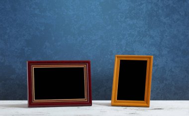 Masada ahşap çerçeveler, mavi duvar.