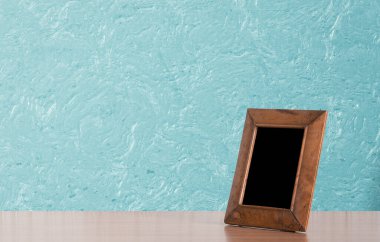 Masada ahşap fotoğraf çerçevesi, mavi duvar.