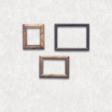 Beyaz duvardaki ahşap fotoğraf çerçeveleri