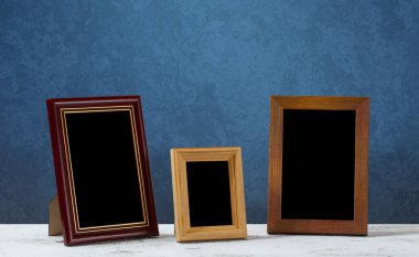 Masada ahşap çerçeveler, mavi duvar.