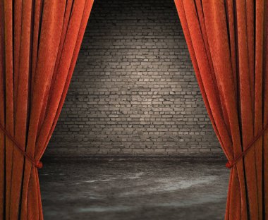 Kırmızı perdeli eski bir iç mekan, tuğla duvar.