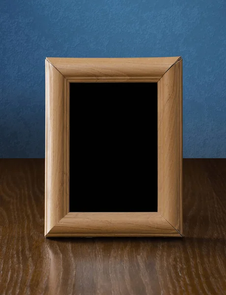 Fotorahmen Aus Holz Auf Tisch Blaue Wand — Stockfoto