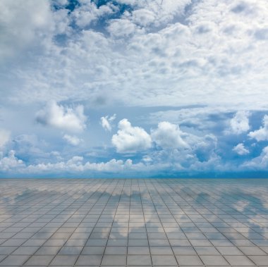 Mavi gökyüzü ve ayna zemin