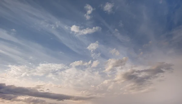 Sonnenuntergang, Himmel und Wolken — Stockfoto