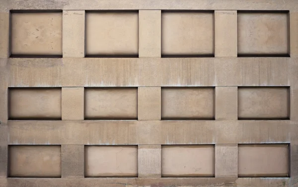 Бетонная стена с нишами — стоковое фото
