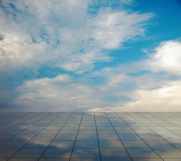 Cielo azul y piso de miror — Foto de Stock