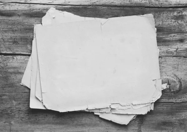 Alte Papiere auf Holzgrund — Stockfoto