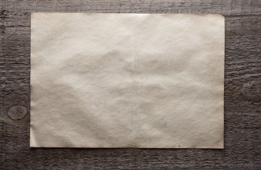 Kağıt ahşap zemin üzerinde