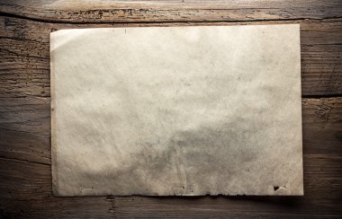 Kağıt ahşap zemin üzerinde