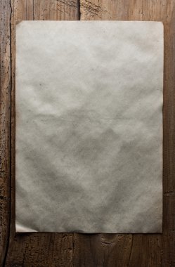Kağıt ahşap zemin üzerinde
