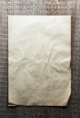 Kağıt ahşap zemin üzerinde