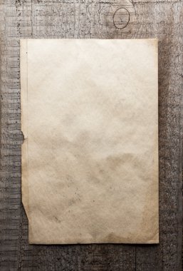 Kağıt ahşap zemin üzerinde