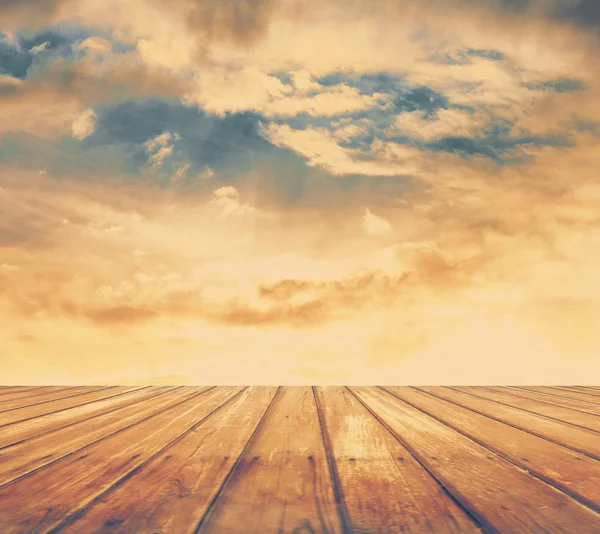 Небо и деревянный пол — стоковое фото