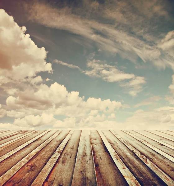 Himmel und Holzboden — Stockfoto