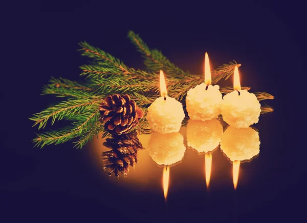 Velas de Navidad en la oscuridad —  Fotos de Stock