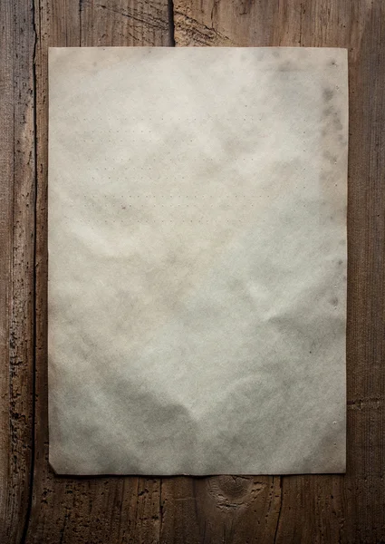 Папір на дерев'яному фоні — стокове фото