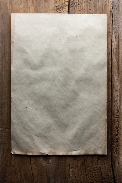 Папір на дерев'яному фоні — стокове фото