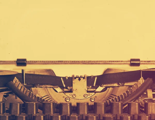 Máquina de escrever vintage com papel — Fotografia de Stock