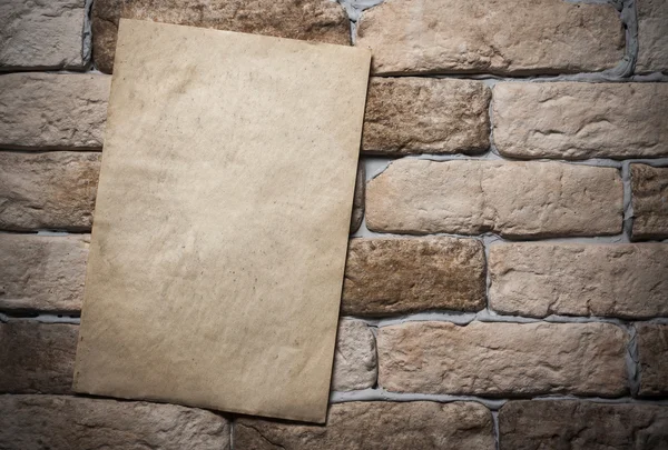 Oud papier op de muur — Stockfoto