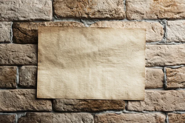 Oud papier op de muur — Stockfoto