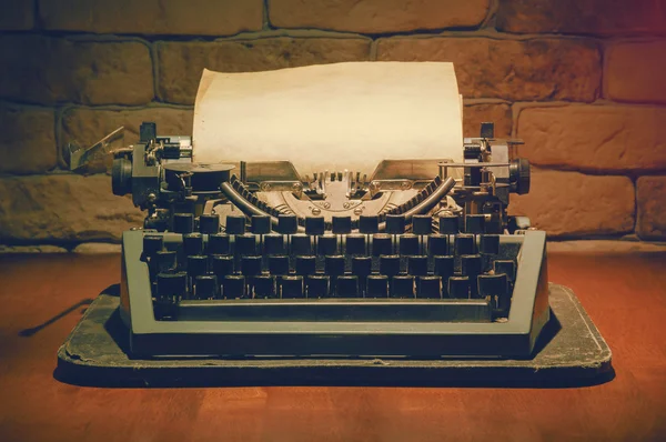 Vieja máquina de escribir en la mesa — Foto de Stock