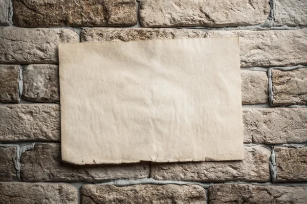 Старая бумага на стене — стоковое фото