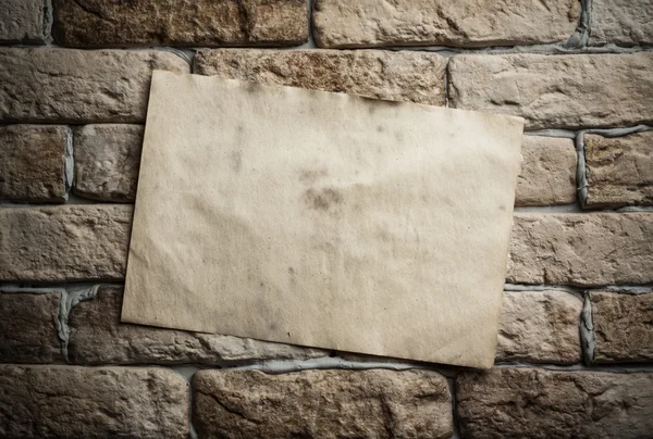 Старая бумага на стене — стоковое фото