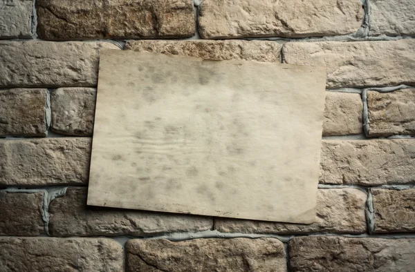 Vanha paperi seinällä — kuvapankkivalokuva