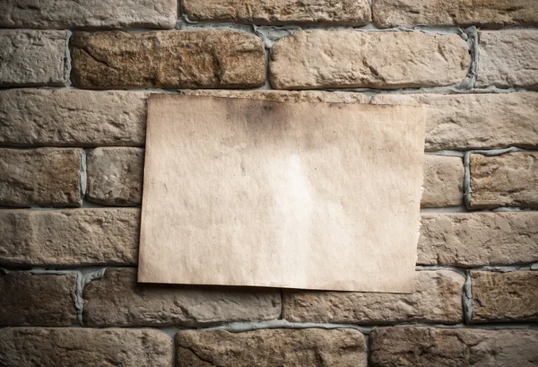 Oud papier op de muur — Stockfoto