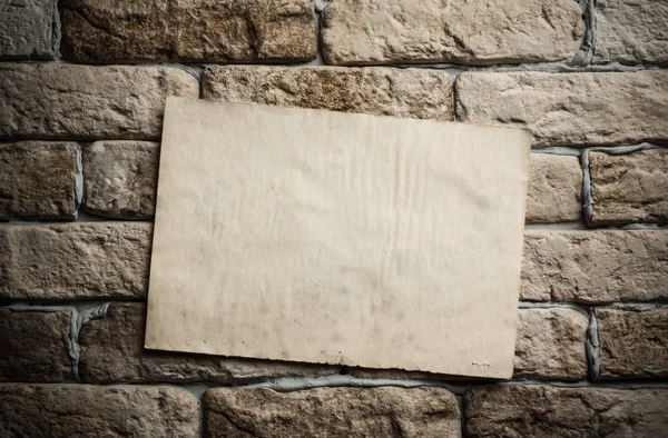 Oud papier op de muur — Stockfoto