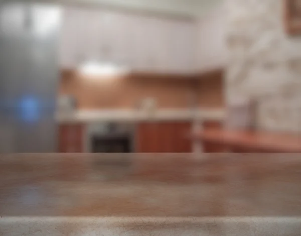 Drewniany stół w kuchni — Zdjęcie stockowe