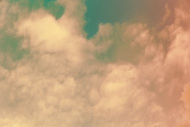 Mavi gökyüzü arkaplanındaki bulutlar