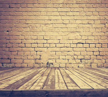 tuğla duvar ve ahşap zemin