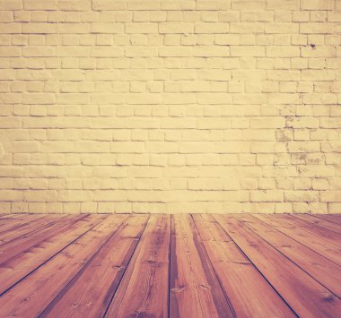 Tuğla duvar ve ahşap zemin Oda