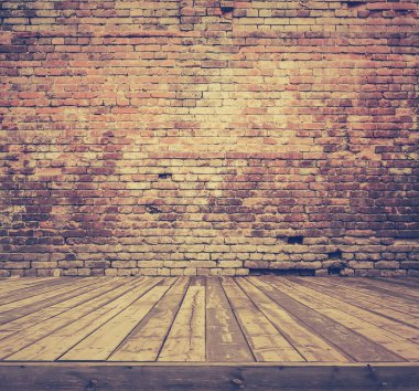 tuğla duvar ve ahşap zemin