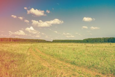 Yol alanlarda ve bulutlu gökyüzü