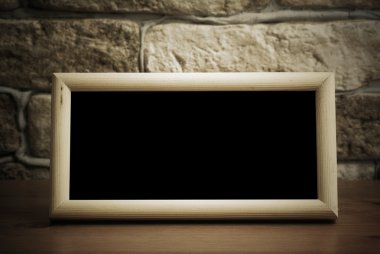 Ahşap masadaki eski fotoğraf çerçevesi