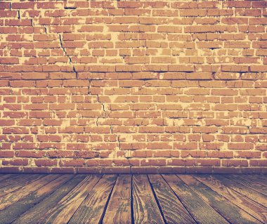 Tuğla duvarlı eski bir iç mekan