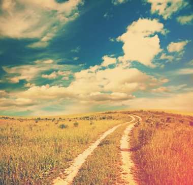 Yol alanları ve bulutlu gökyüzü