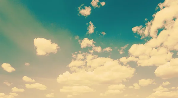 Nuvole su sfondo cielo blu — Foto Stock