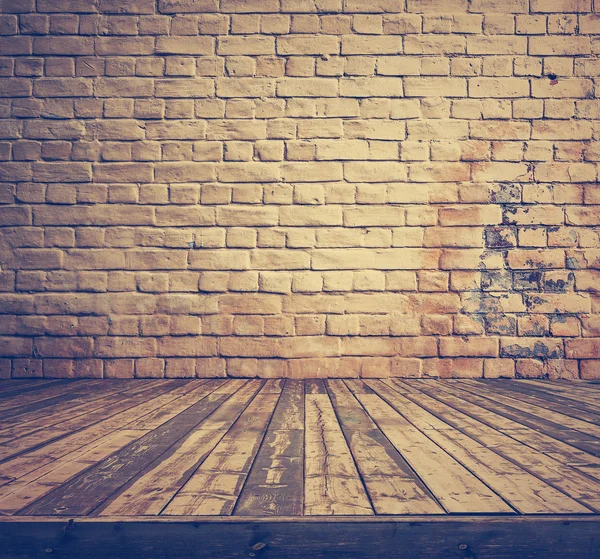 Parede de tijolo e piso de madeira — Fotografia de Stock