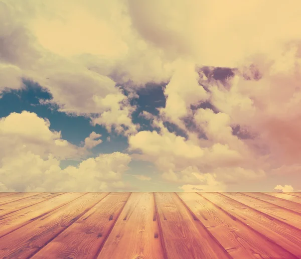 Himmel und Holzboden — Stockfoto