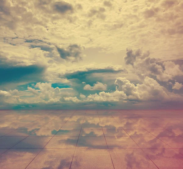 Cielo blu e pavimento del miror — Foto Stock