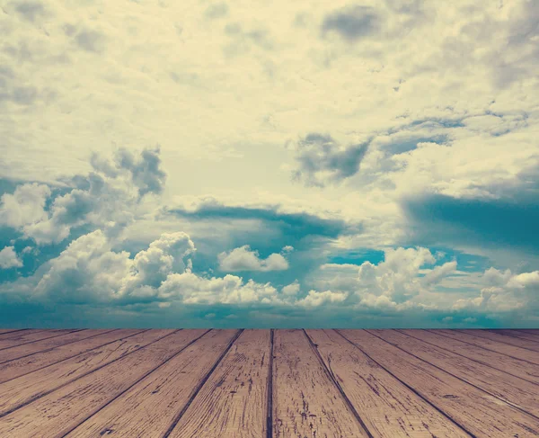 Cielo atardecer y suelo de madera — Foto de Stock