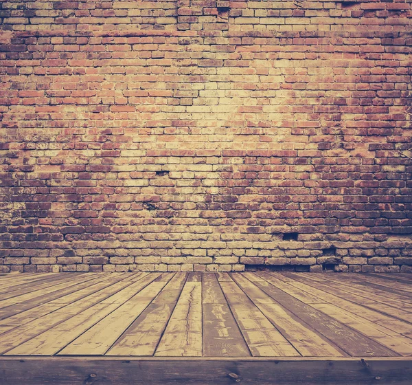 Pared de ladrillo y suelo de madera — Foto de Stock